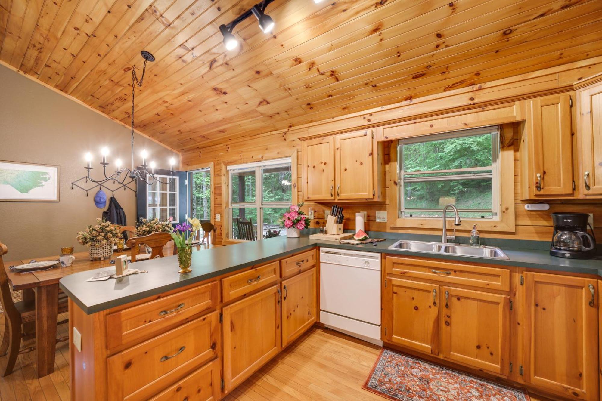 Peaceful Smoky Mountain Cabin With Deck And Fire Pit! Waynesville Ngoại thất bức ảnh