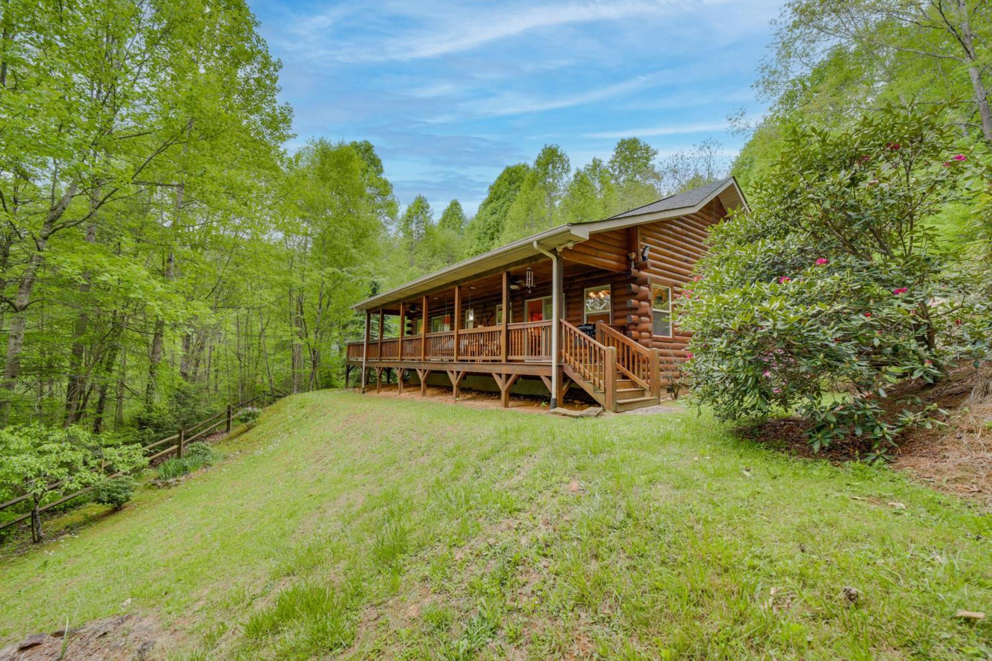 Peaceful Smoky Mountain Cabin With Deck And Fire Pit! Waynesville Ngoại thất bức ảnh