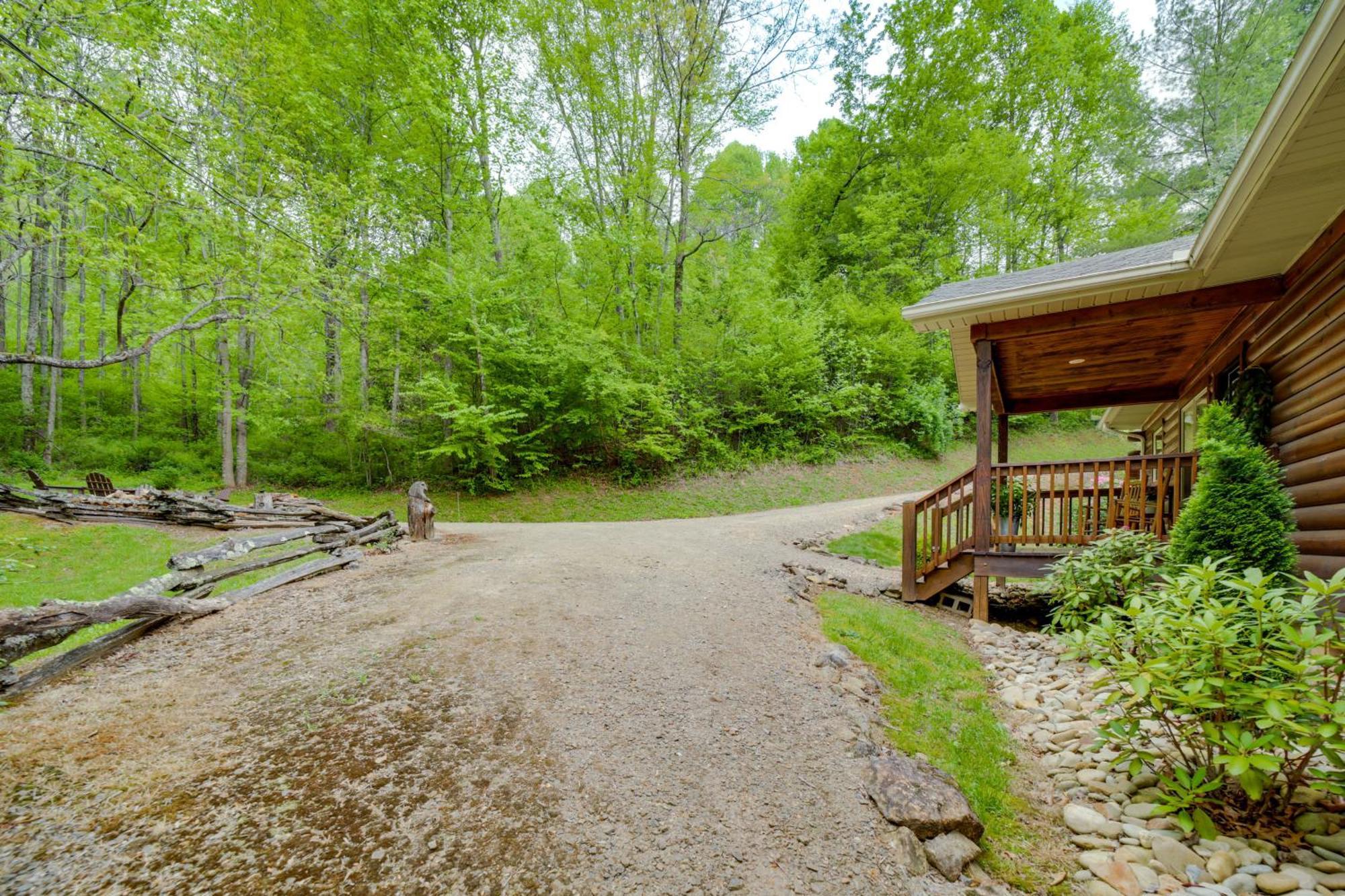 Peaceful Smoky Mountain Cabin With Deck And Fire Pit! Villa Waynesville Ngoại thất bức ảnh